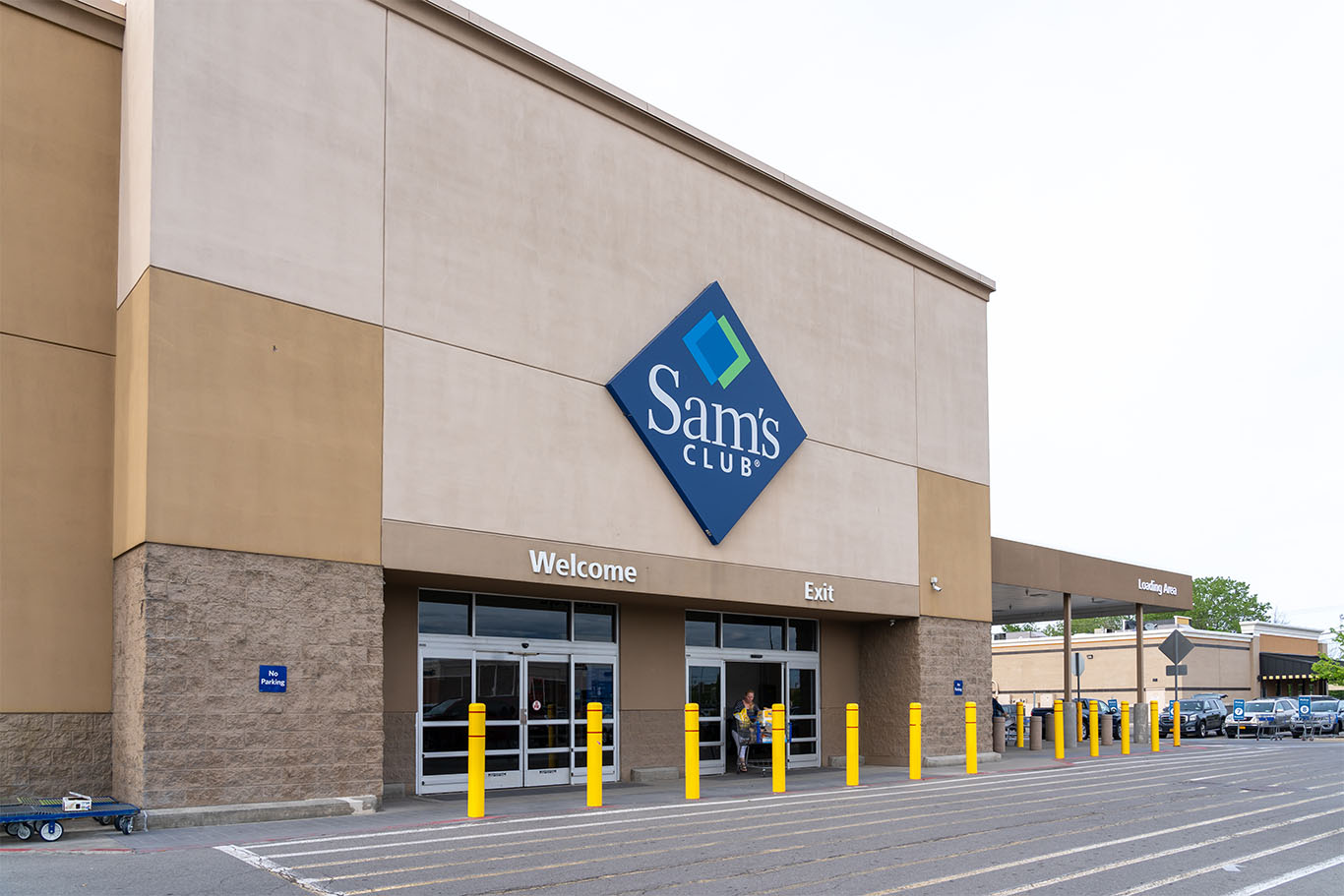 Sams Club storefront with blue logo in NY