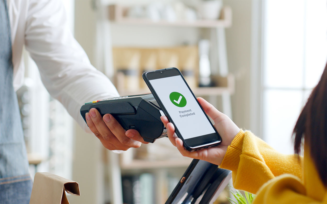customer paying for service using contactless payment technology